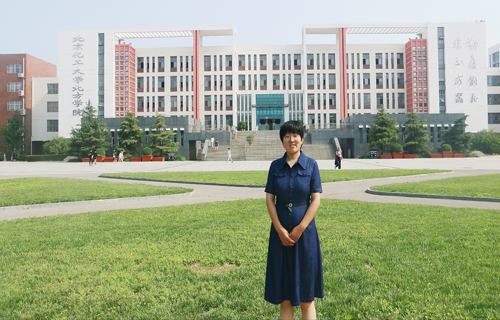 硕士，中共党员。发表论文10余篇，主持省级、厅级课题各1项，参加省级课题1项，多次荣获省市校级荣誉等。