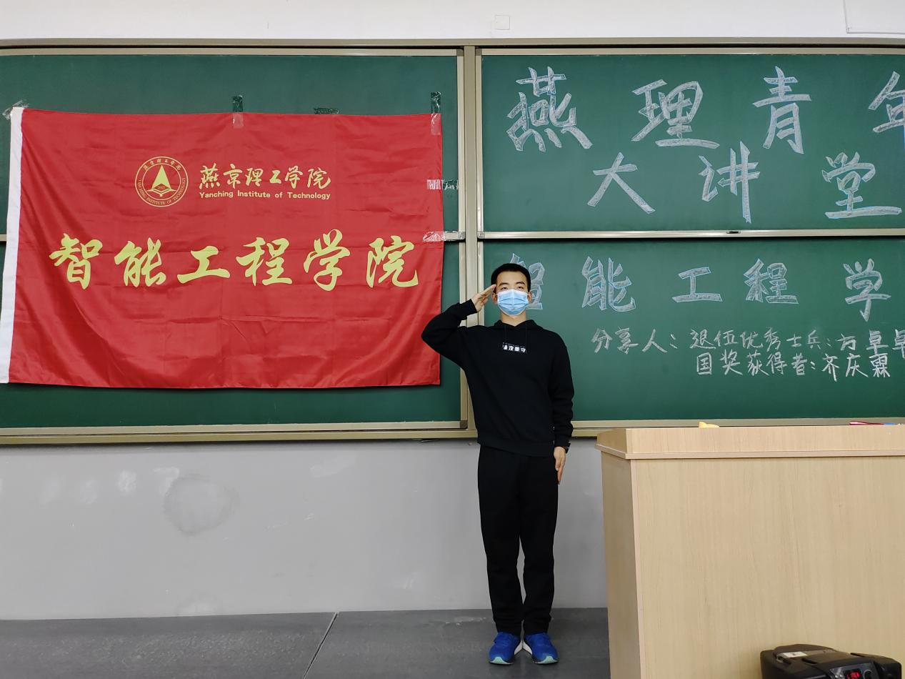 退伍军人方卓卓为大家介绍军营生活