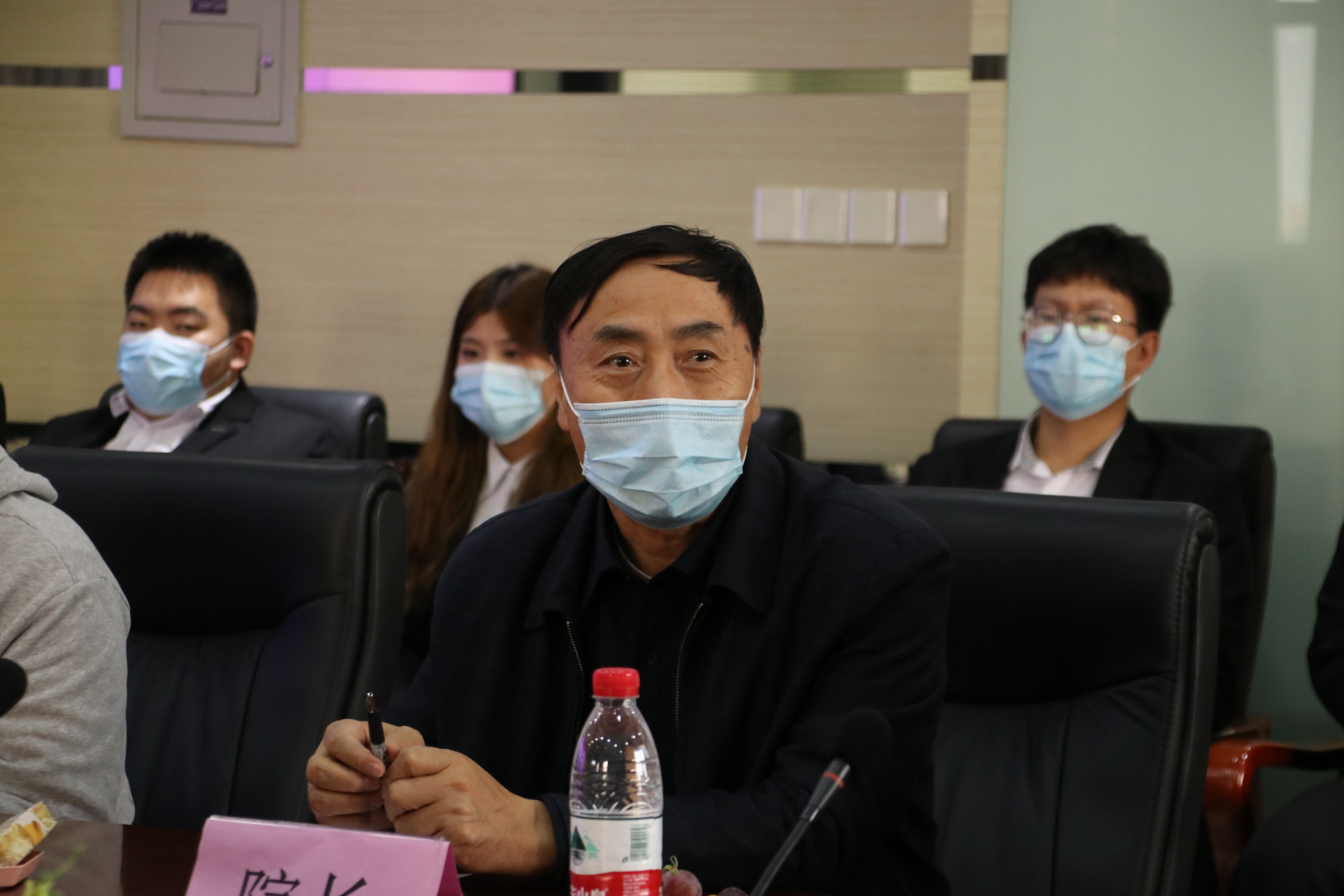 院长介绍学院设施