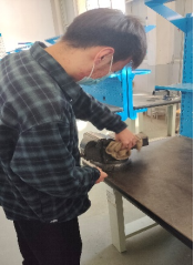 同学在打扫铁屑