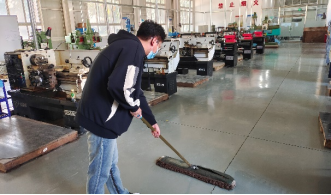  同学为大家拖地