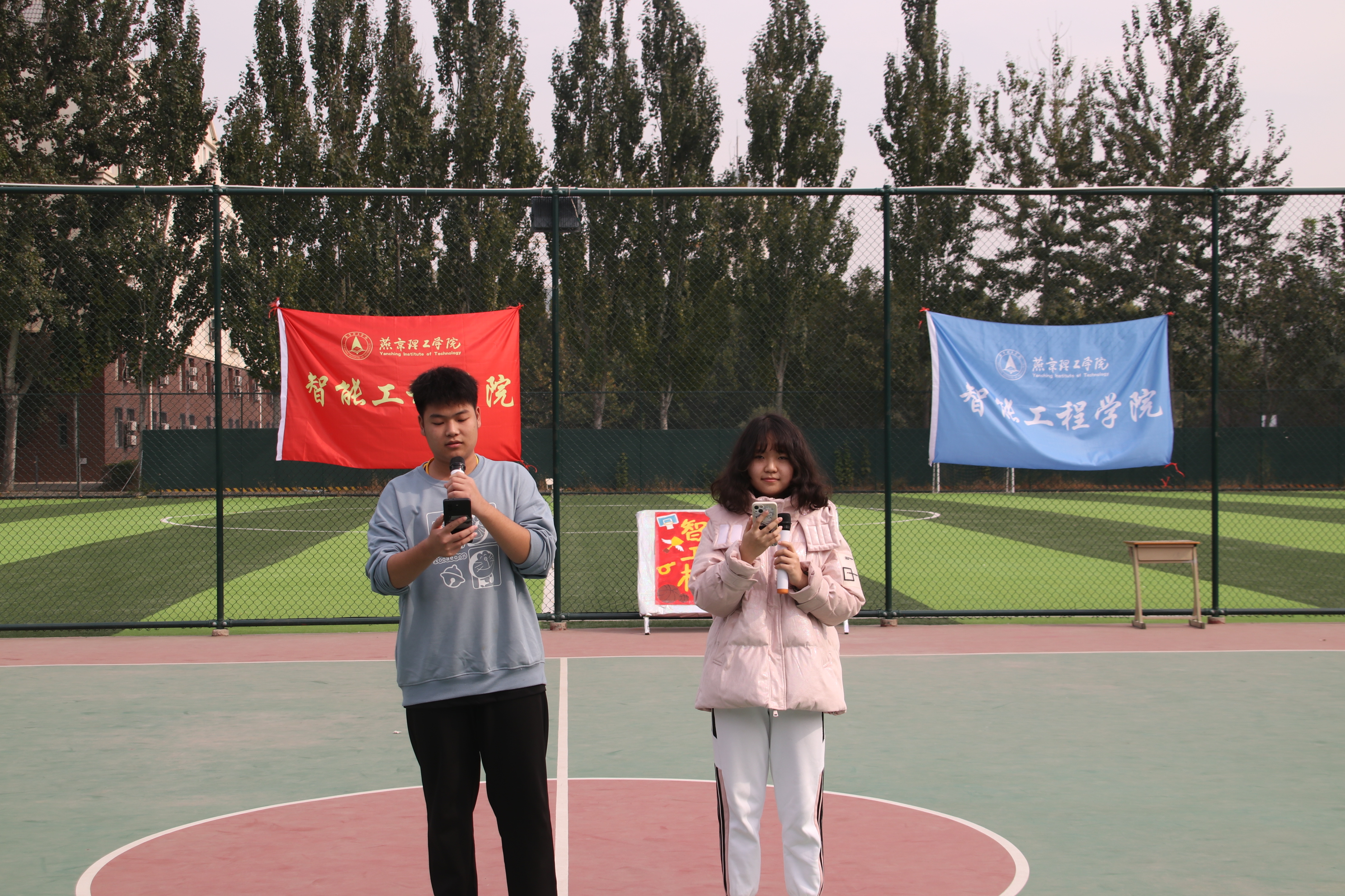 主持人宣布篮球杯正式开始