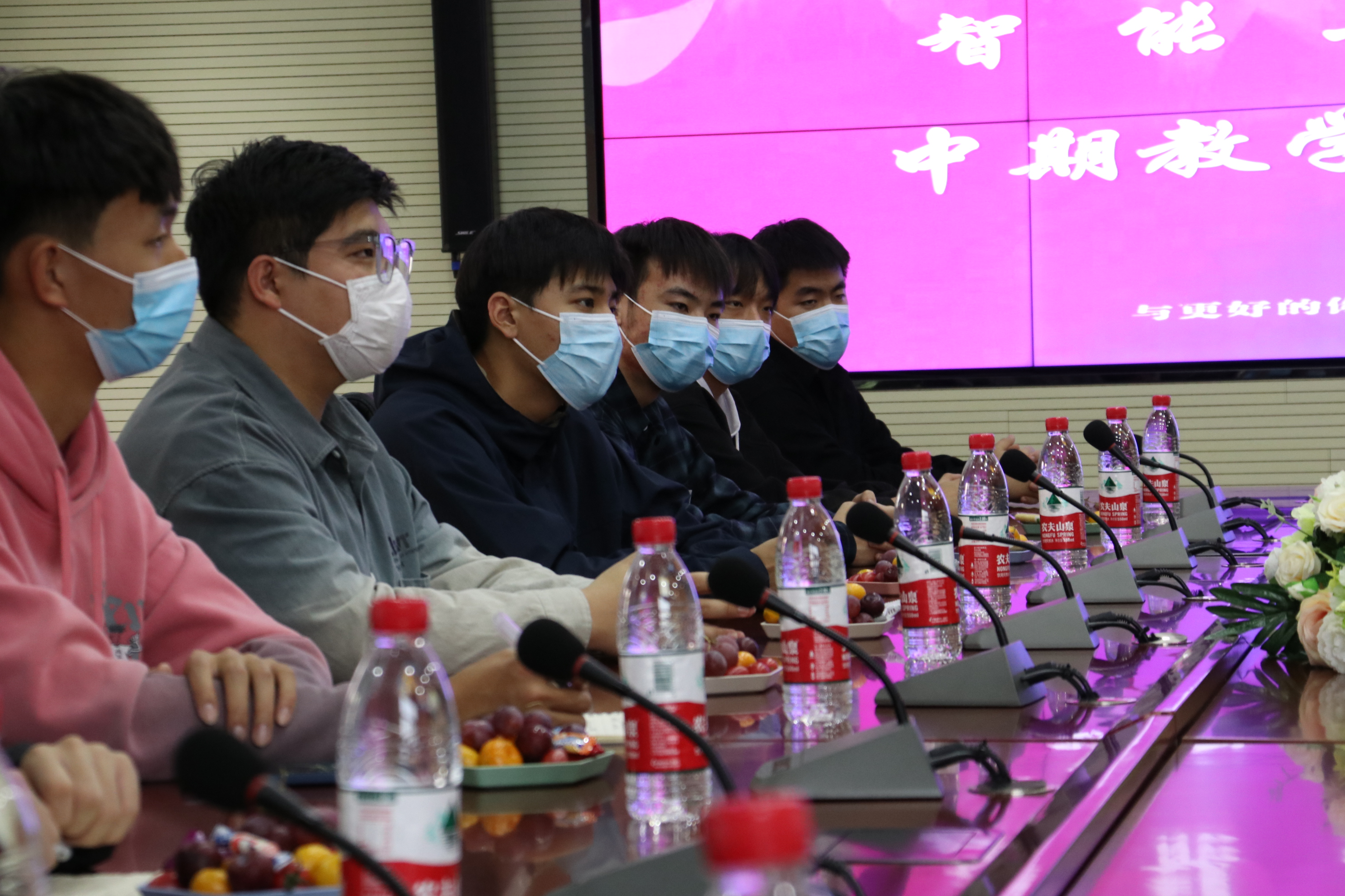 同学们认真听讲