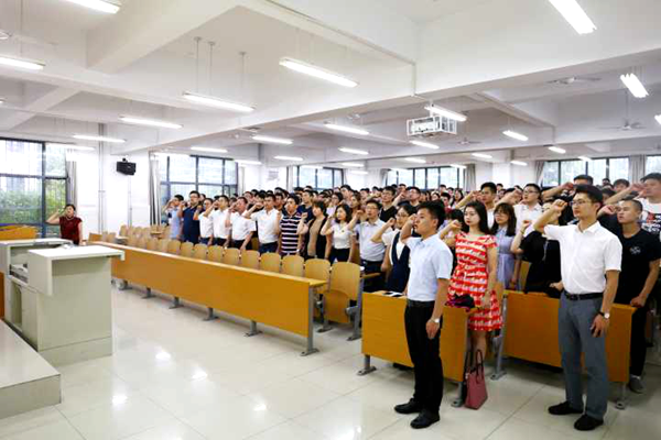 重温入党誓词 践行文明离校