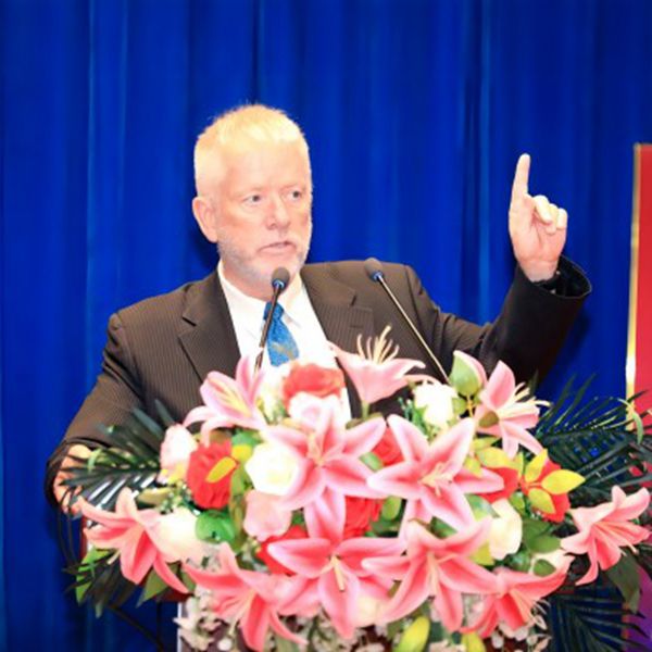 “国际导师”艾伦·卡洪布置作业：在世界舞台实现中国愿景