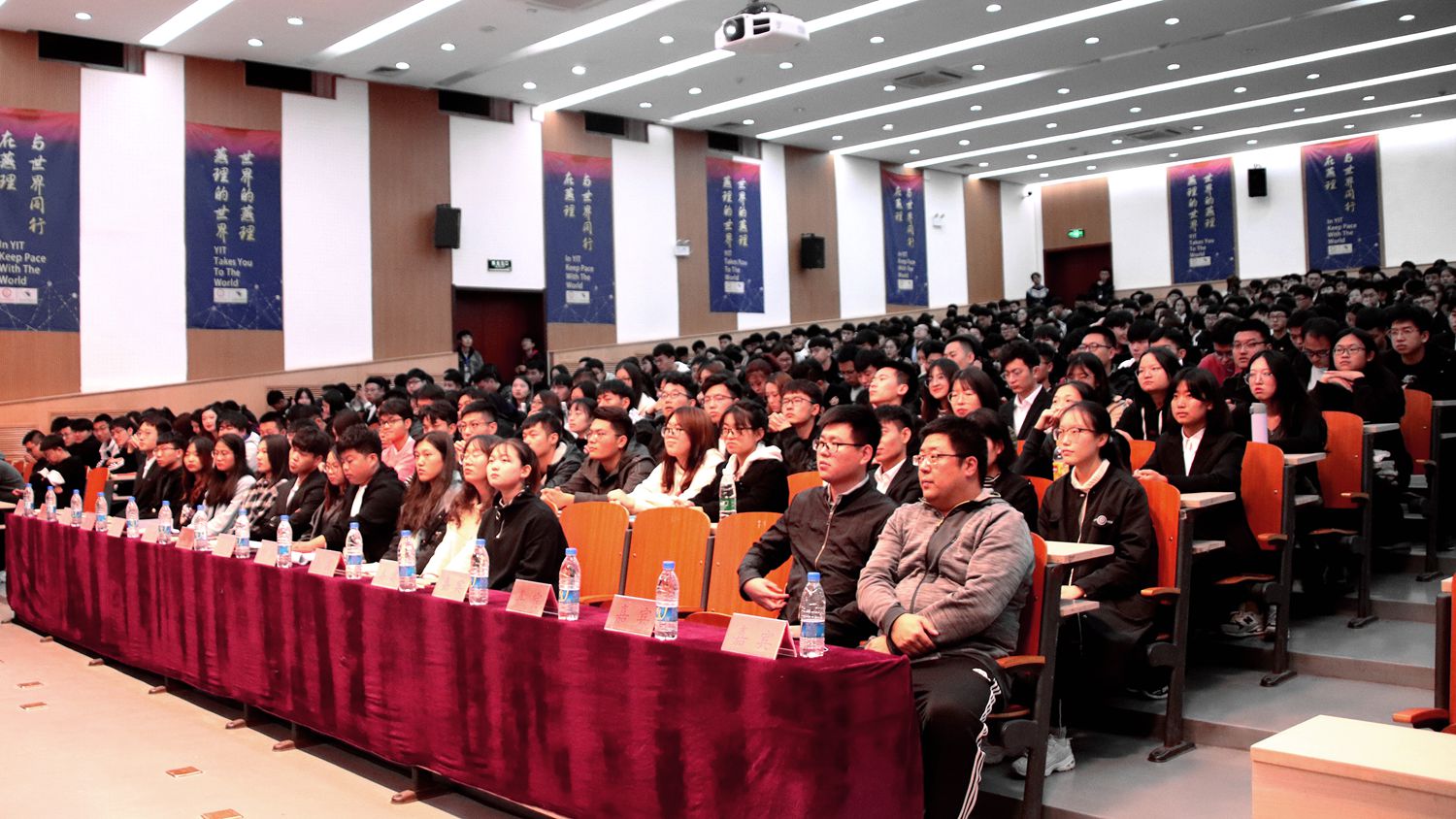 不忘初心、牢记使命丨信息科学与技术学院师生共同观看红色经典影片