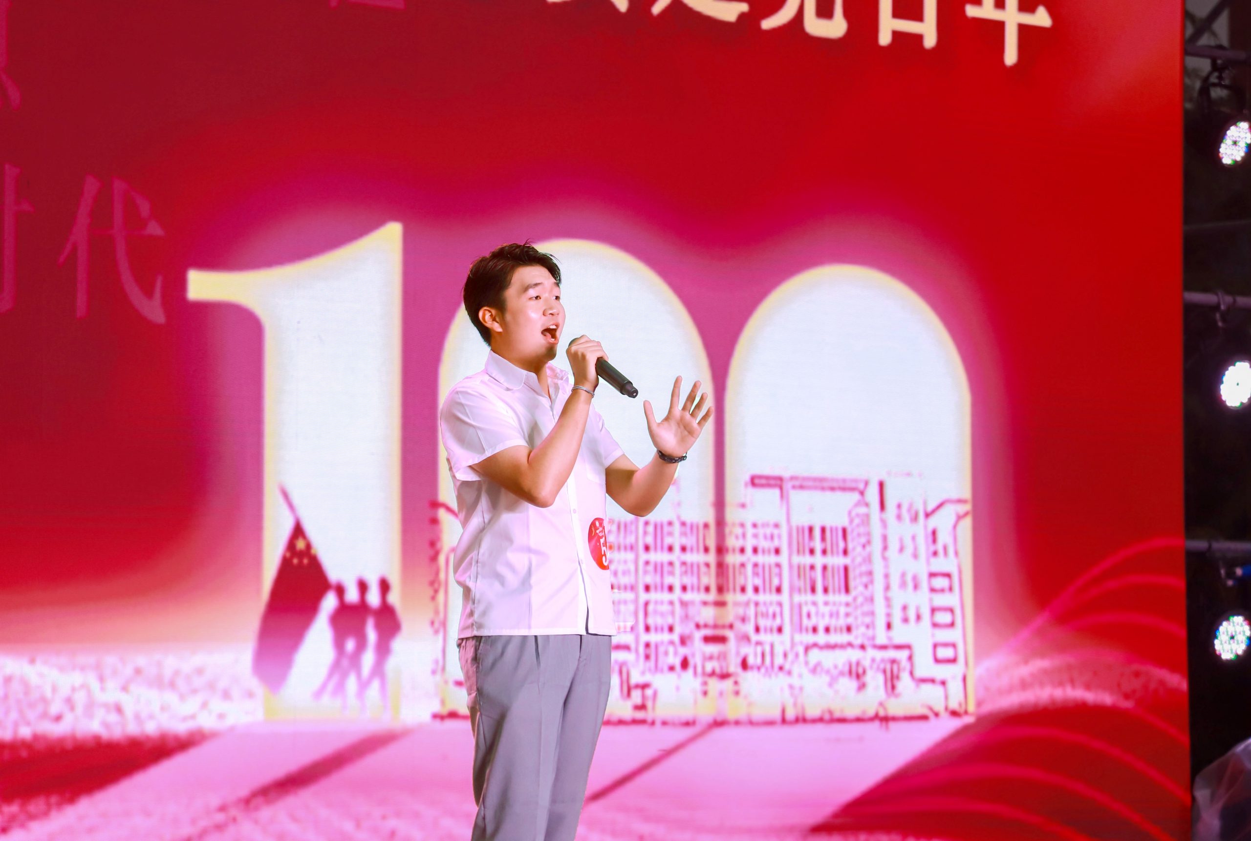 燕理举办好声音大赛决赛：礼遇海棠树下 歌赞建党百年