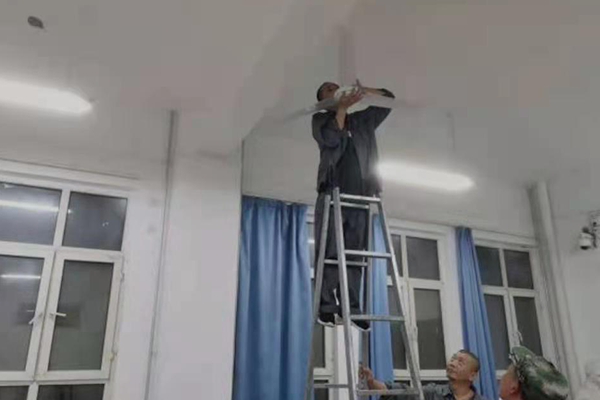 服务师生办实事  抢修电扇送清凉