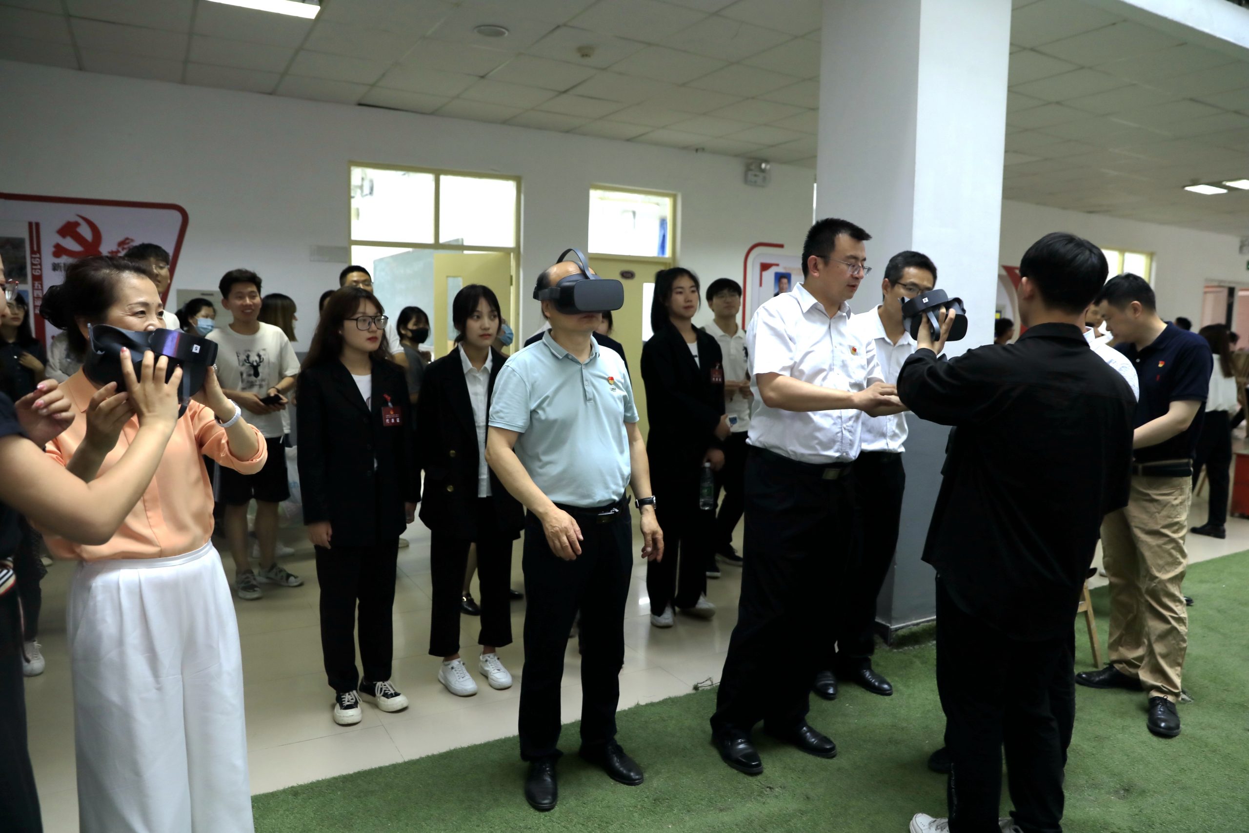 燕京理工学院师生热烈庆祝中国共产党成立100周年！