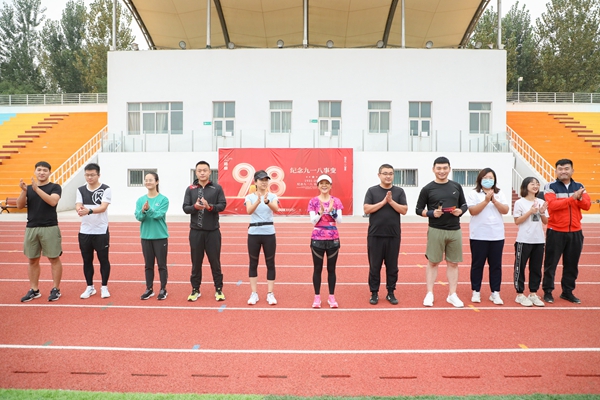 新生第一课丨党委常务副书记、副校长刘元园带同学们完成“大学第一跑”