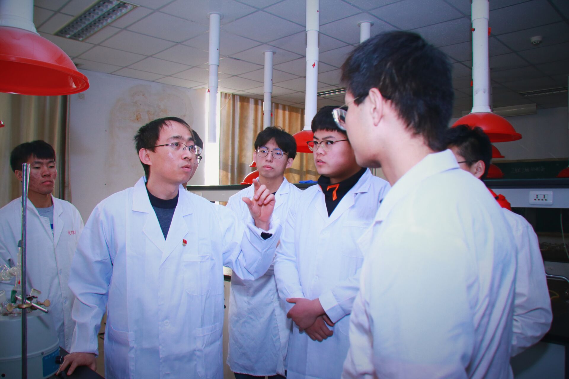 【不忘初心 立德树人】工学院教师党员“爱党爱国，敬业奉献”进课堂、进科研