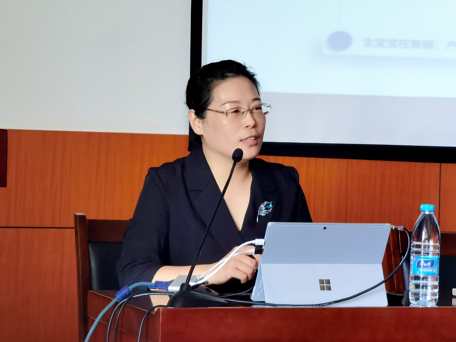 全国高校辅导员年度人物王银思为辅导员做职业能力提升专题讲座