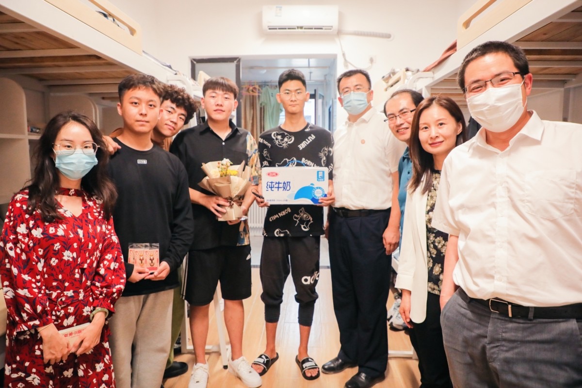 走访新生宿舍 情暖燕理校园