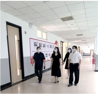 学校领导深入一线巡察学期初教学运行情况