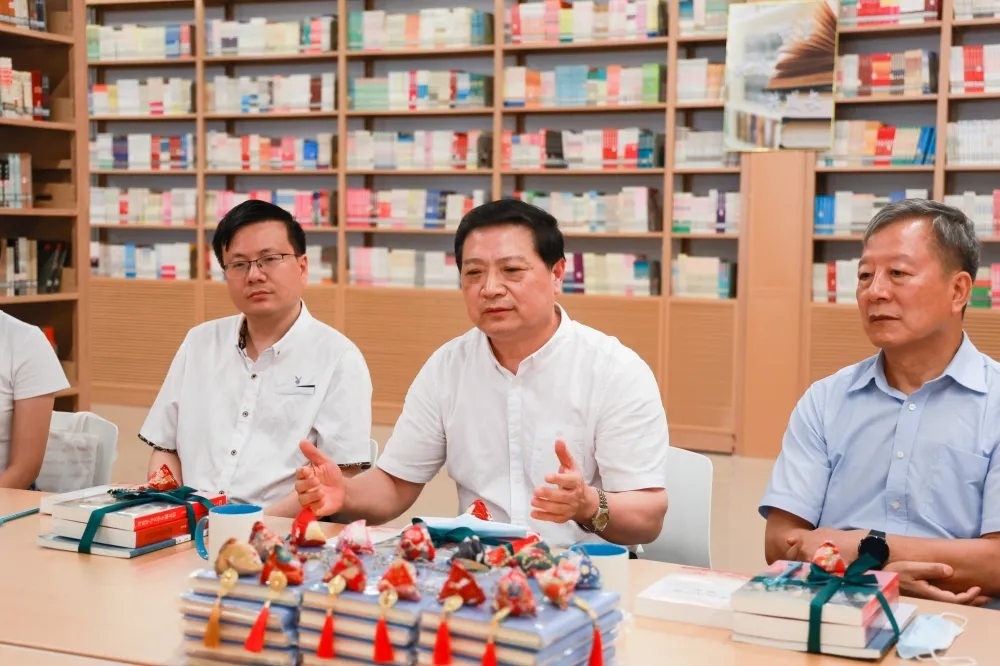 迎新活动之“校长来了”——杨庚宇校长与新生共读一本书