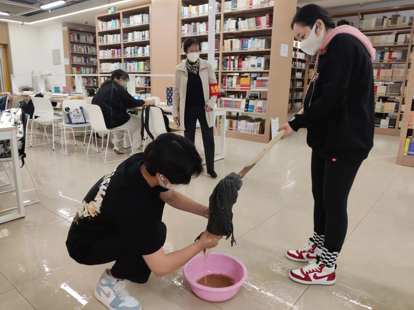 关于对陈晶晶、刘金朴、张茹等八名同学的表扬