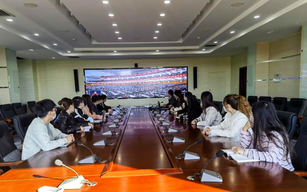 ​燕京理工学院师生收看中国共产党第二十次全国代表大会开幕会