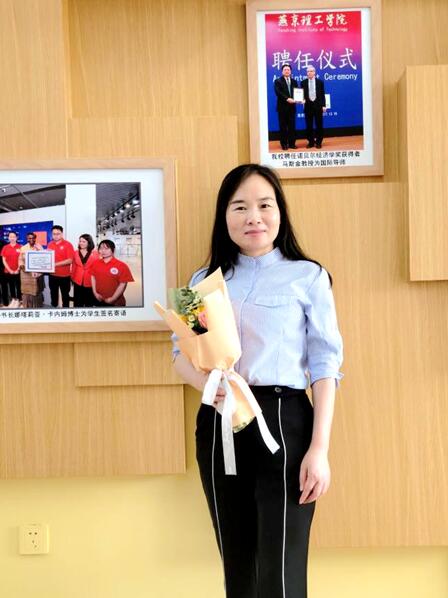 2022丨燕京理工学院教学名师：荣华英