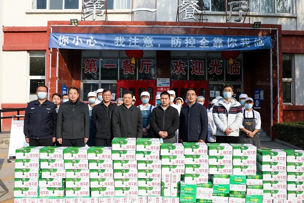 校领导慰问后勤保卫一线员工