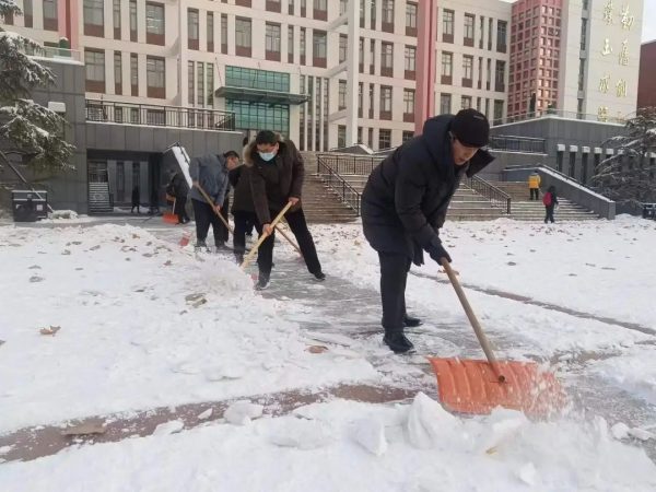 创建美好生活社区|听说这个学校的师生铁骨铮铮不怕冷？