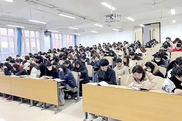 新学期开学第一天教育教学秩序井然