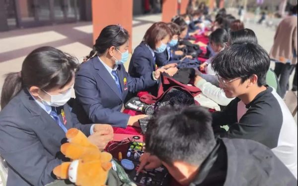 创建美好生活社区 | 三月春意暖，熨烫缝补情意浓 一心“衣”意暖人心