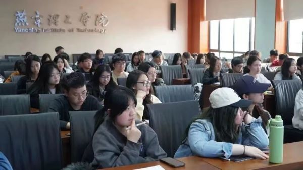 我校举办“挑战杯”大学生创业计划竞赛暨商业计划书完善培训会