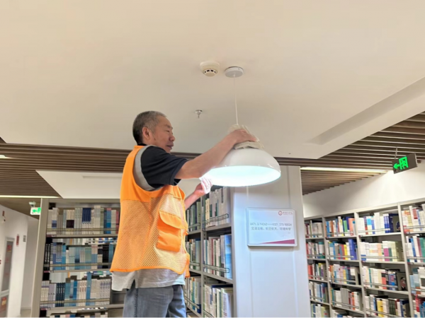 创建美好生活社区|“心”守候，“净”相伴——燕理后勤服务团队组织五一大清扫