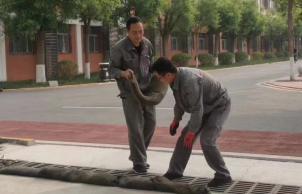 创建美好生活社区｜燕理后勤服务团队站好防汛“保障岗”，筑牢校园“防汛墙”