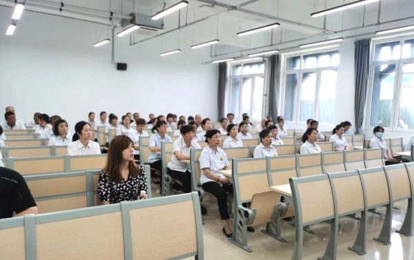 燕理后勤楼宇团队组织召开服务人员培训会