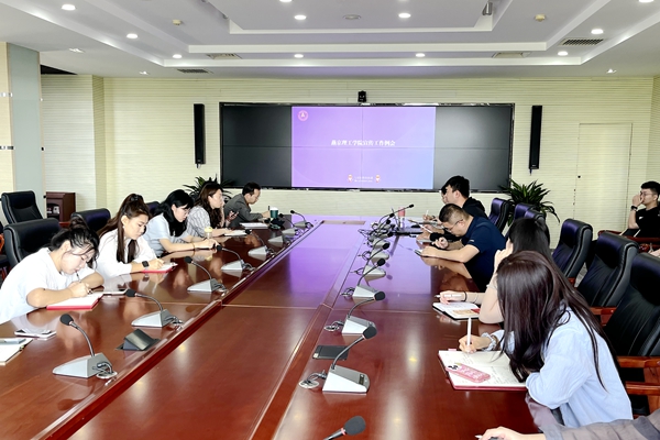 学校办公室召开宣传工作例会