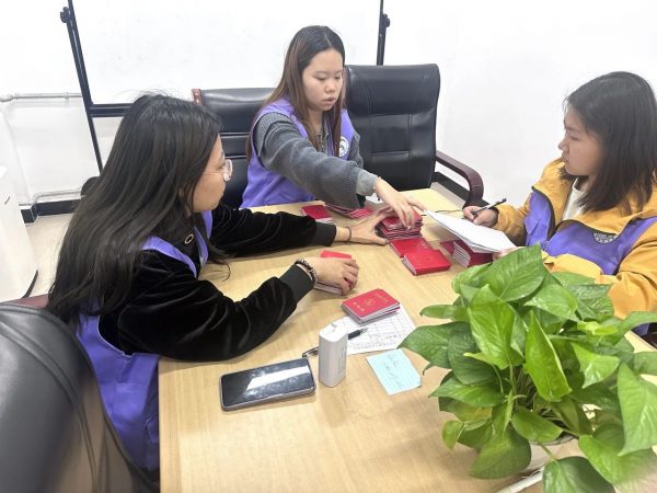 燕理后勤楼宇服务团队开展火车票优惠卡充磁工作