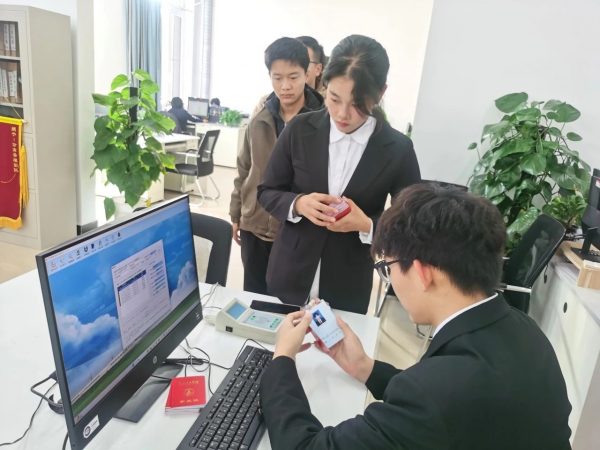 燕理后勤楼宇服务团队开展火车票优惠卡信息录入工作