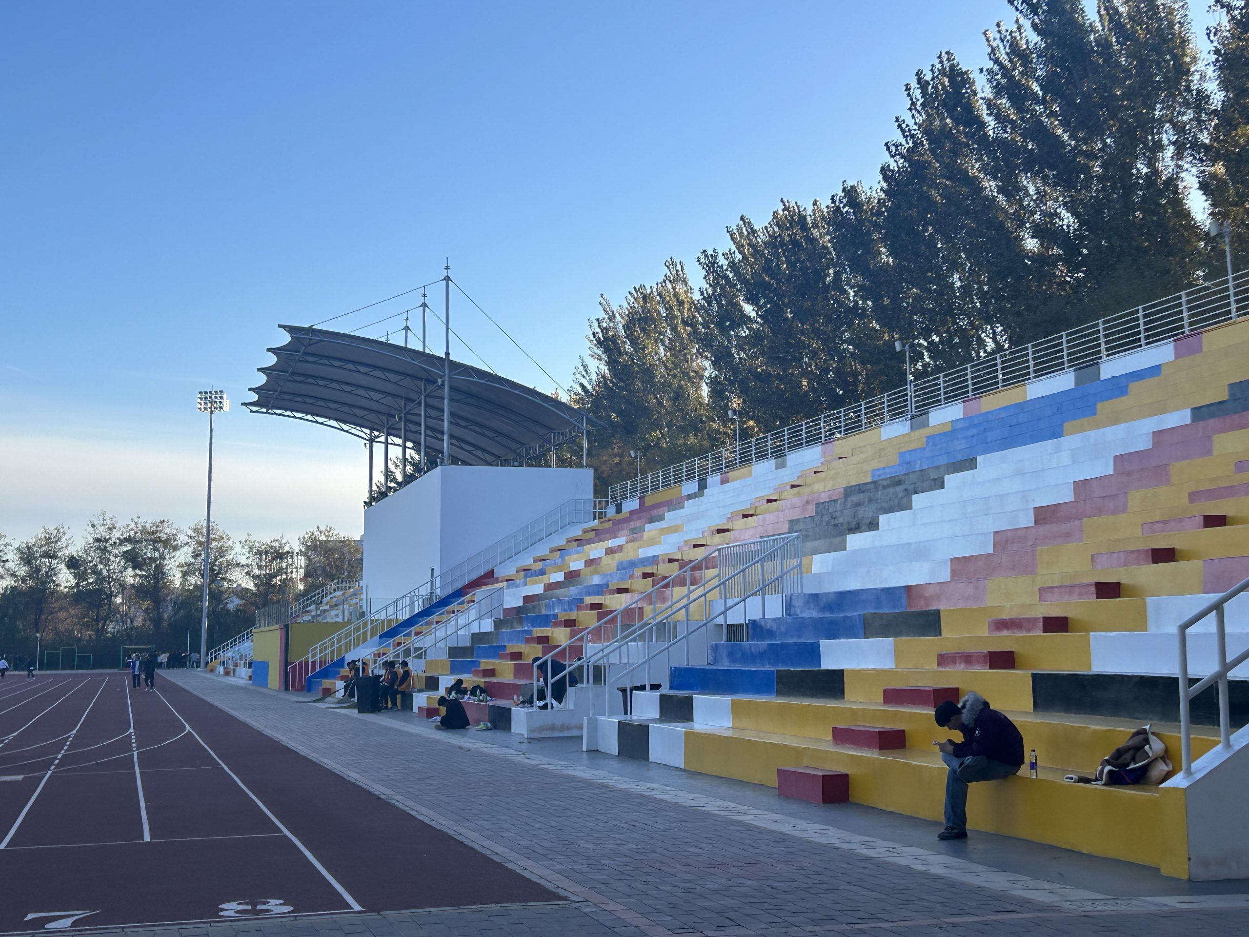 焕新校园活力第二章–燕京理工学院风雨操场看台改造