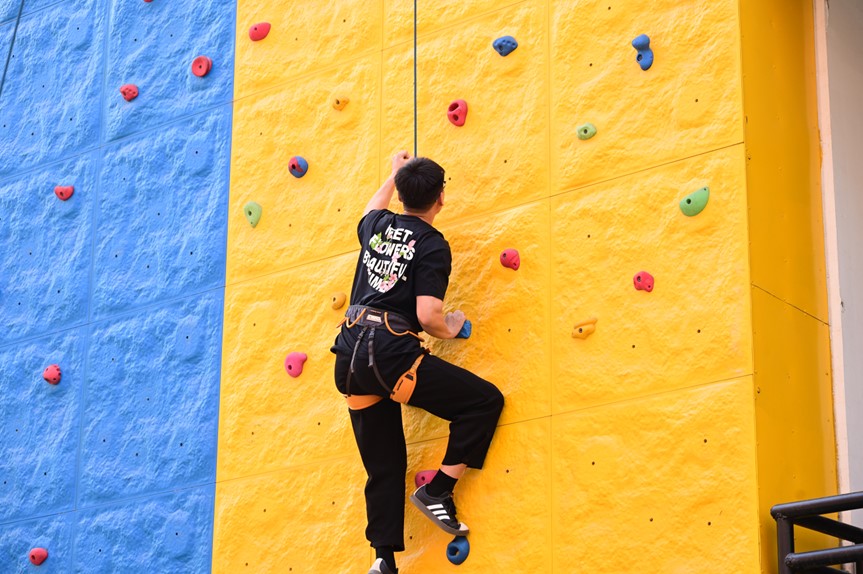 燕京理工学院体育学院成功举办教职工攀岩活动